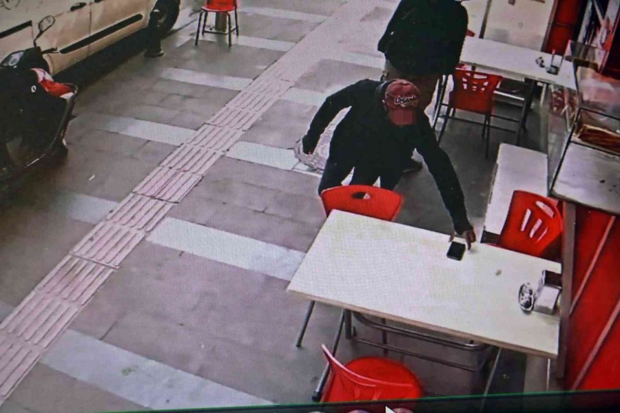 Cep Telefonu Çalınan Zihinsel Engelli Vatandaş Üzüntüden Kendini Yerlere Attı, Telefonuna Kavuşunca Yüzünde Gülücükler Açtı