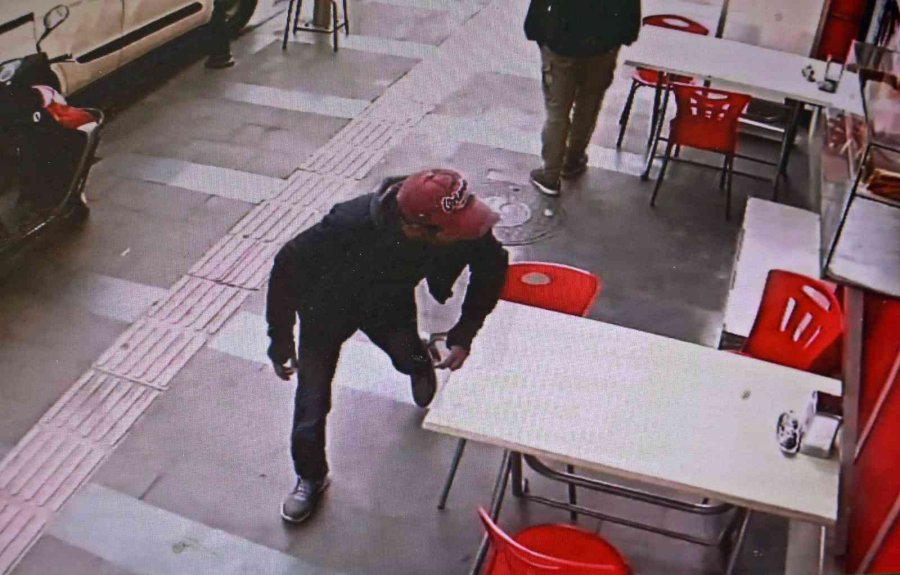 Cep Telefonu Çalınan Zihinsel Engelli Vatandaş Üzüntüden Kendini Yerlere Attı, Telefonuna Kavuşunca Yüzünde Gülücükler Açtı