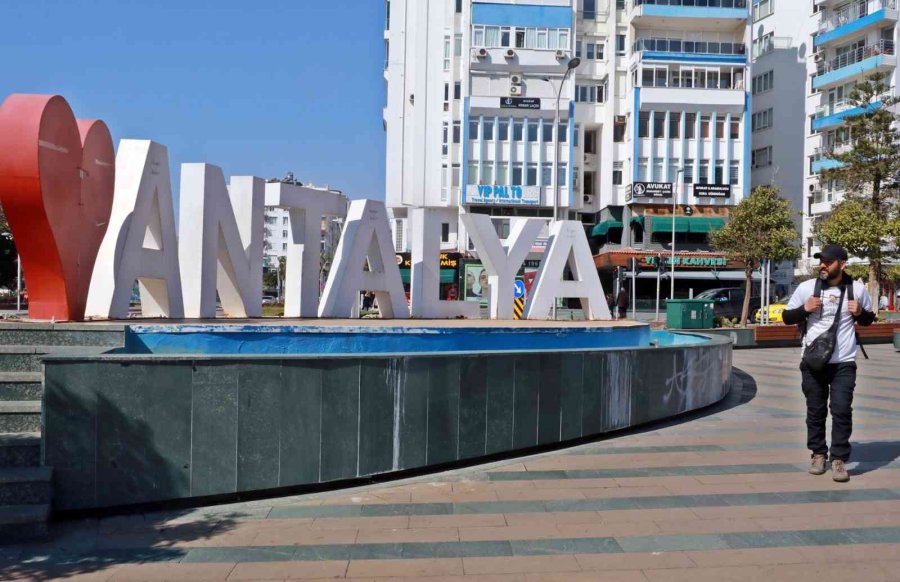 Eşinin Amerika’ya Götürdüğü Ve 6 Yıldır Göremediği Oğlu İçin Yürüyerek Türkiye’yi Dolaşıyor