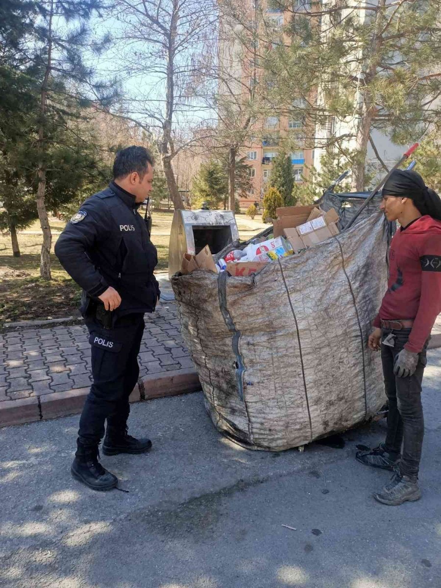 Araçlarla Kağıt Ve Hurda Toplayanlara Göz Açtırılmıyor
