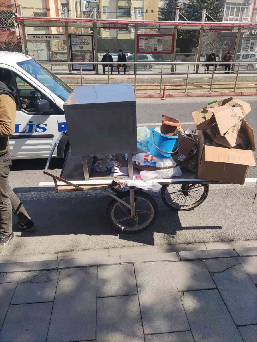 Araçlarla Kağıt Ve Hurda Toplayanlara Göz Açtırılmıyor