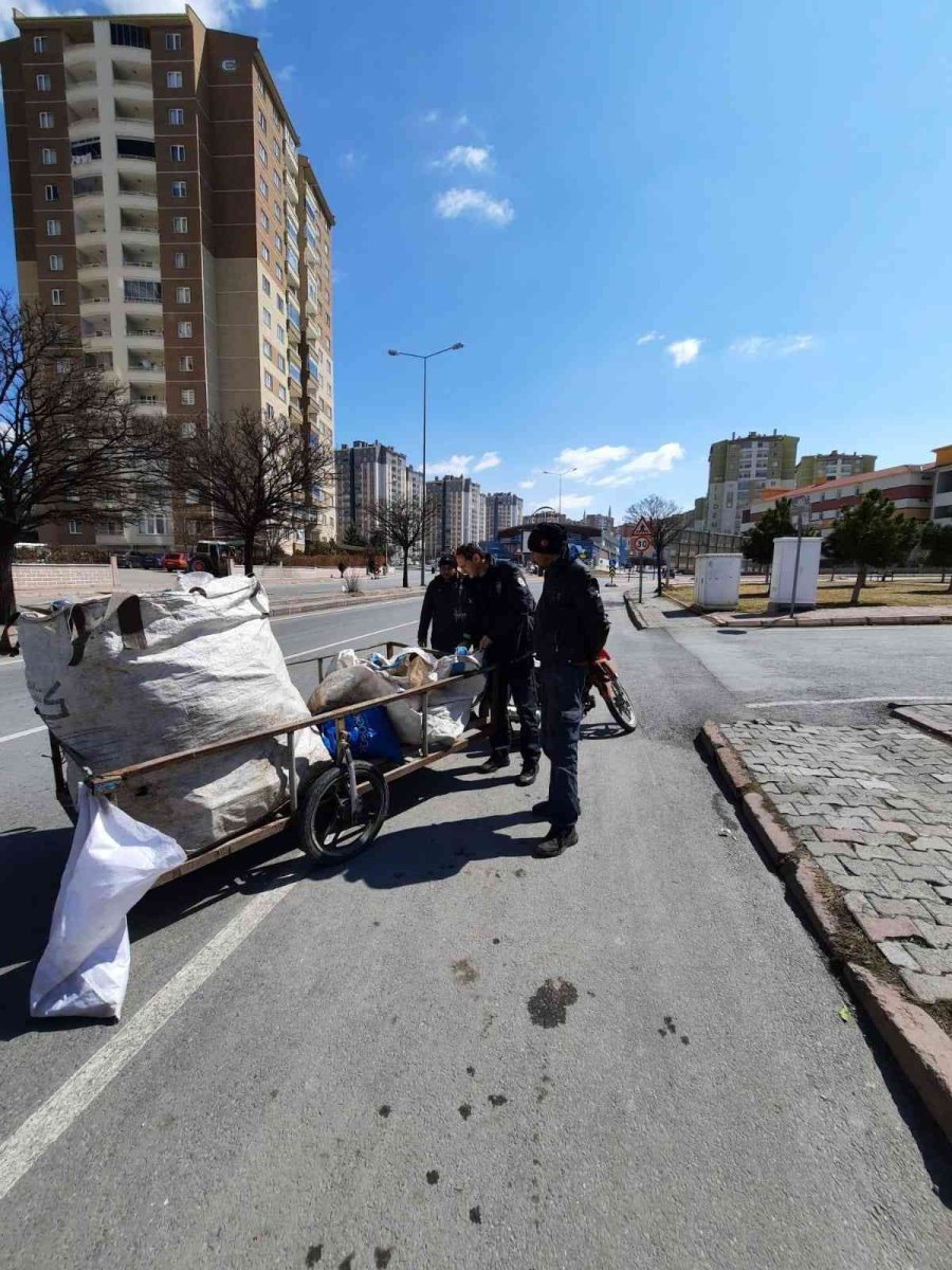 Araçlarla Kağıt Ve Hurda Toplayanlara Göz Açtırılmıyor