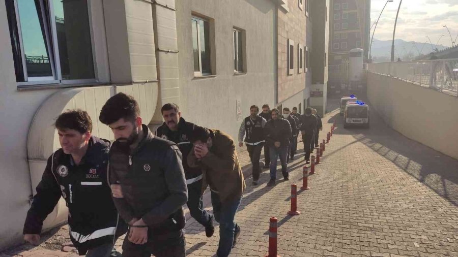 Kaçak Tütün Operasyonunda Gözaltına Alınan 15 Kişi Sağlık Kontrolünden Geçirildi