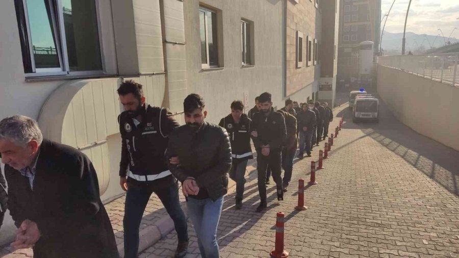 Kaçak Tütün Operasyonunda Gözaltına Alınan 15 Kişi Sağlık Kontrolünden Geçirildi