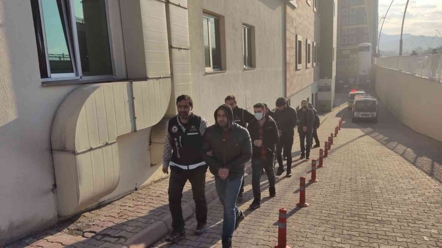 Kaçak Tütün Operasyonunda Gözaltına Alınan 15 Kişi Sağlık Kontrolünden Geçirildi