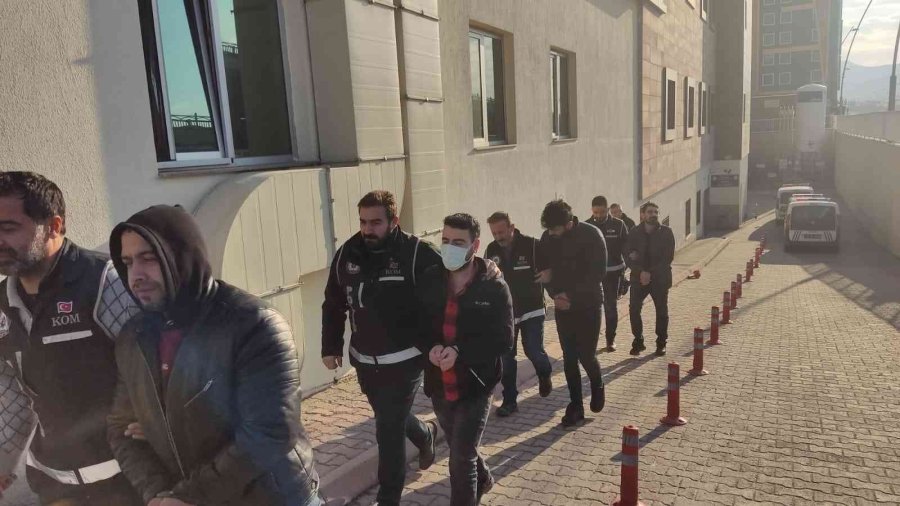 Kaçak Tütün Operasyonunda Gözaltına Alınan 15 Kişi Sağlık Kontrolünden Geçirildi