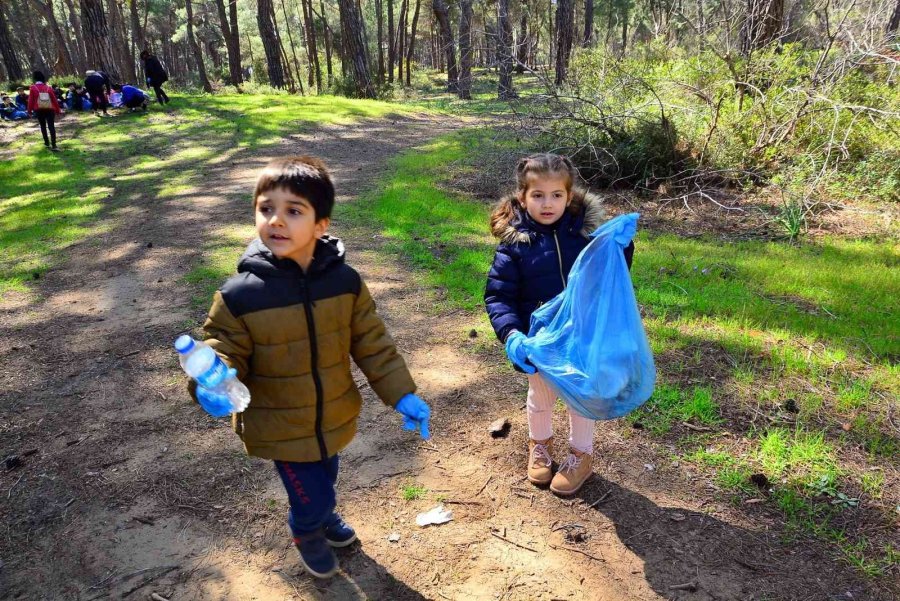 Minik Öğrenciler, Doğada Çevreyi Temizledi