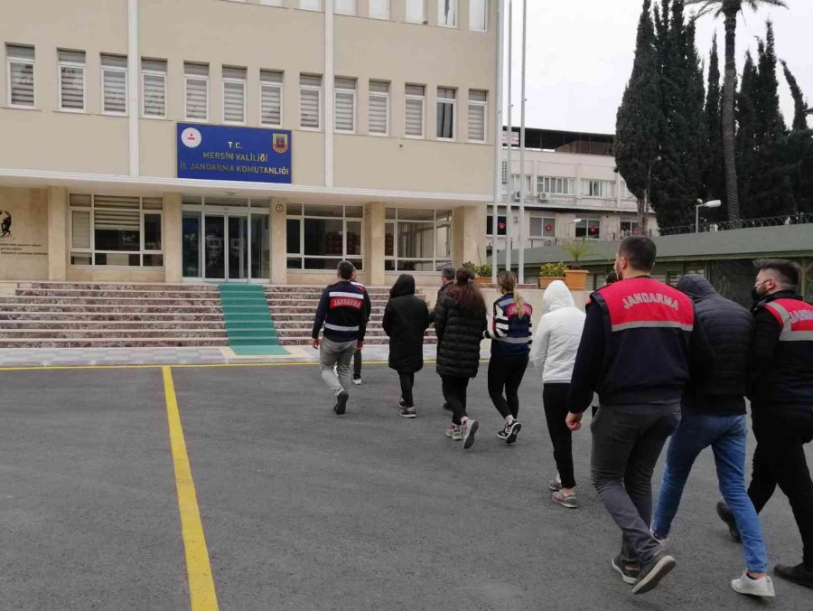 Mersin’de Sosyal Medya Dolandırıcılarına Operasyon: 8 Gözaltı