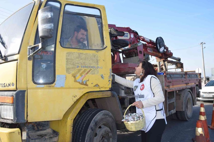 Antalya’da Araç Sürücülerine 5 Bin Paket Osmaniye Fıstığı Dağıtıldı