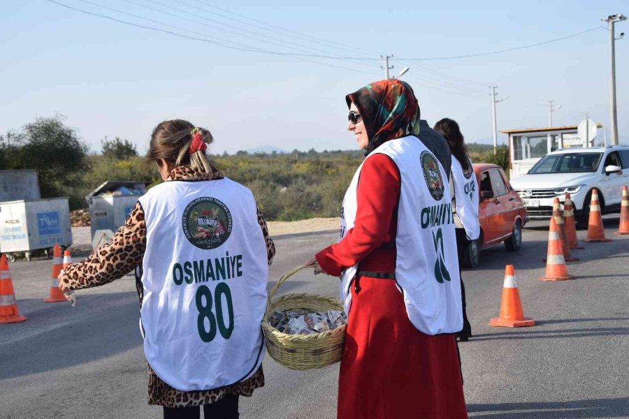 Antalya’da Araç Sürücülerine 5 Bin Paket Osmaniye Fıstığı Dağıtıldı