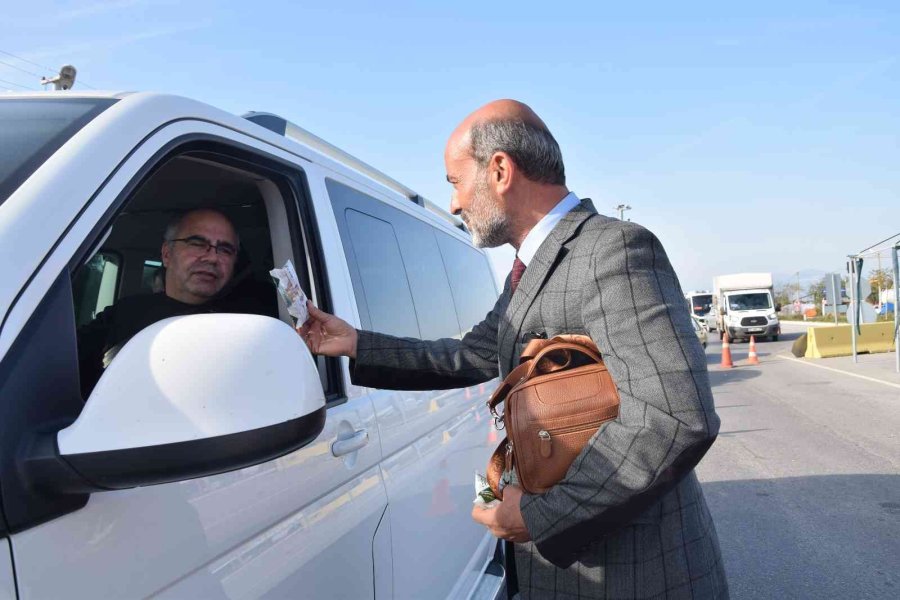 Antalya’da Araç Sürücülerine 5 Bin Paket Osmaniye Fıstığı Dağıtıldı