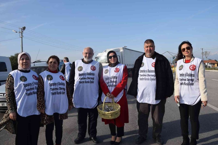 Antalya’da Araç Sürücülerine 5 Bin Paket Osmaniye Fıstığı Dağıtıldı