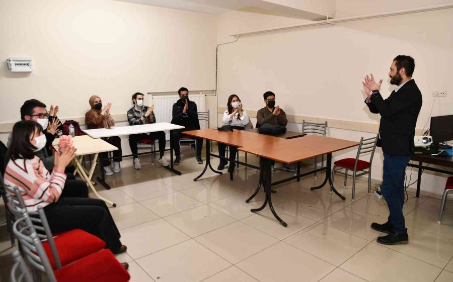 Tepebaşı Belediyesi’nin Verdiği İşaret Dili Eğitimi Yoğun İlgi Görüyor