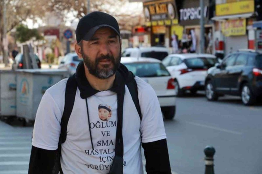 Eşinin Amerika’ya Götürdüğü Ve 6 Yıldır Göremediği Oğlu İçin Yürüyerek Türkiye’yi Dolaşıyor