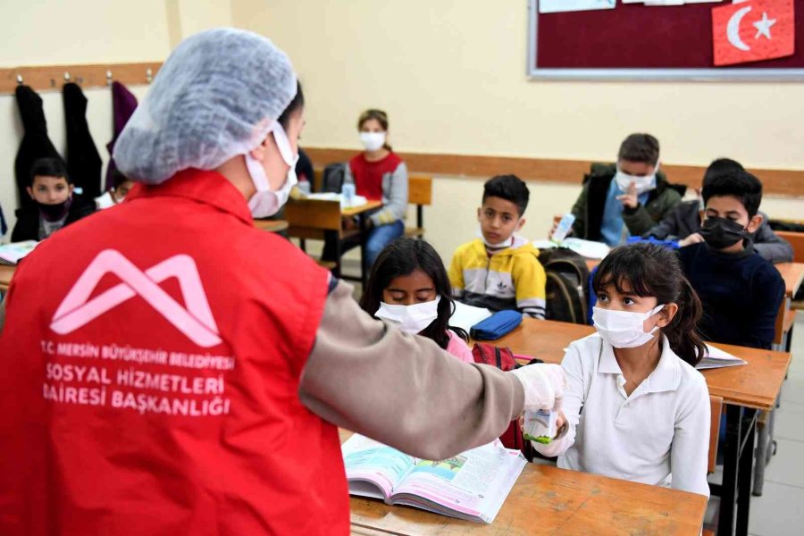 Büyükşehir Belediyesi, Öğrencilere 1 Milyon 500 Bin Adet Kutu Süt Dağıtmayı Hedefliyor