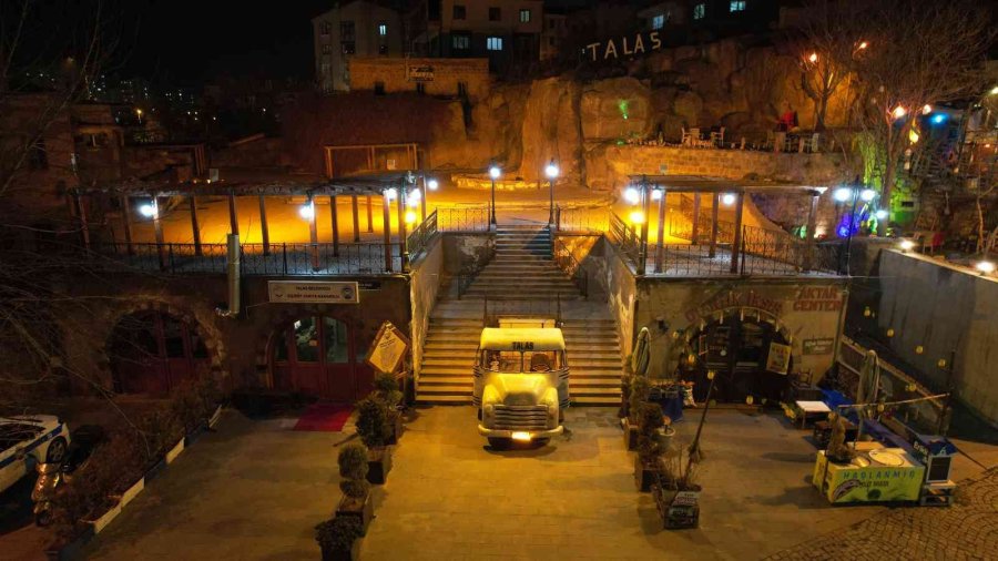 Talas’ın Tarihi Sokağı Işıl Işıl