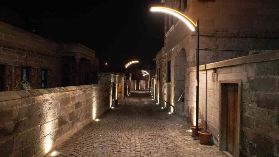 Talas’ın Tarihi Sokağı Işıl Işıl