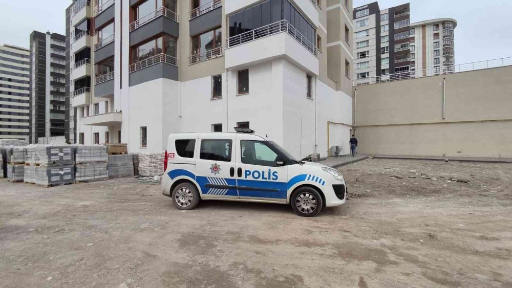 İnşaat Bekçisi Asansör Boşluğuna Düştü