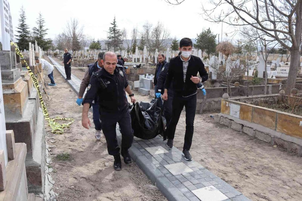 Kayıp İhbarı Verilmişti, Mezarlıkta Ölü Bulundu