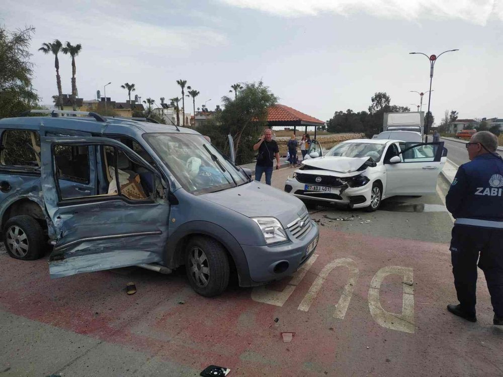 Antalya’da 4 Aracın Karıştığı Zincirleme Kazada 5 Kişi Yaralandı