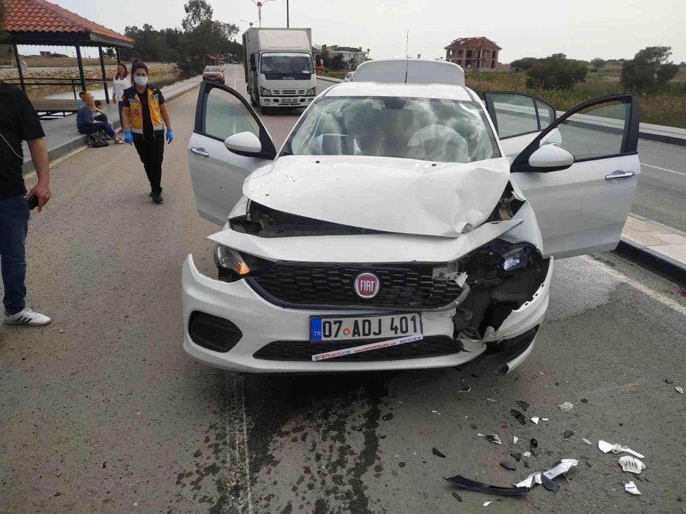 Antalya’da 4 Aracın Karıştığı Zincirleme Kazada 5 Kişi Yaralandı
