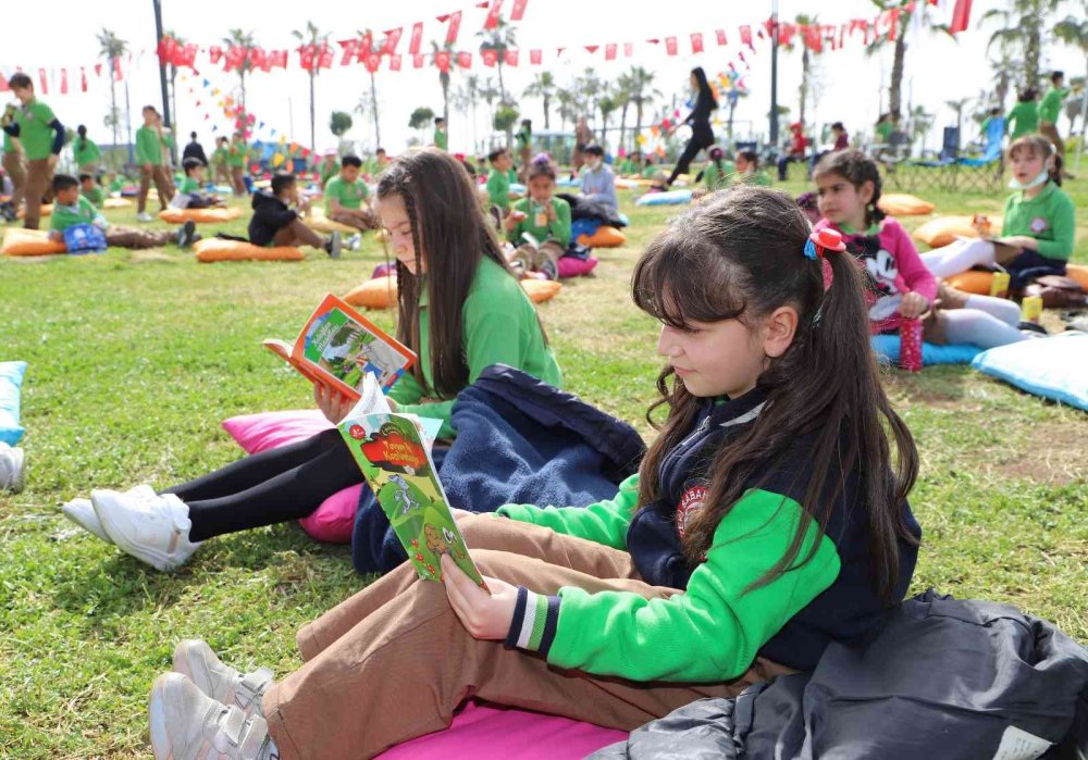 Millet Bahçesinde Minderlere Oturup Kitap Okudular