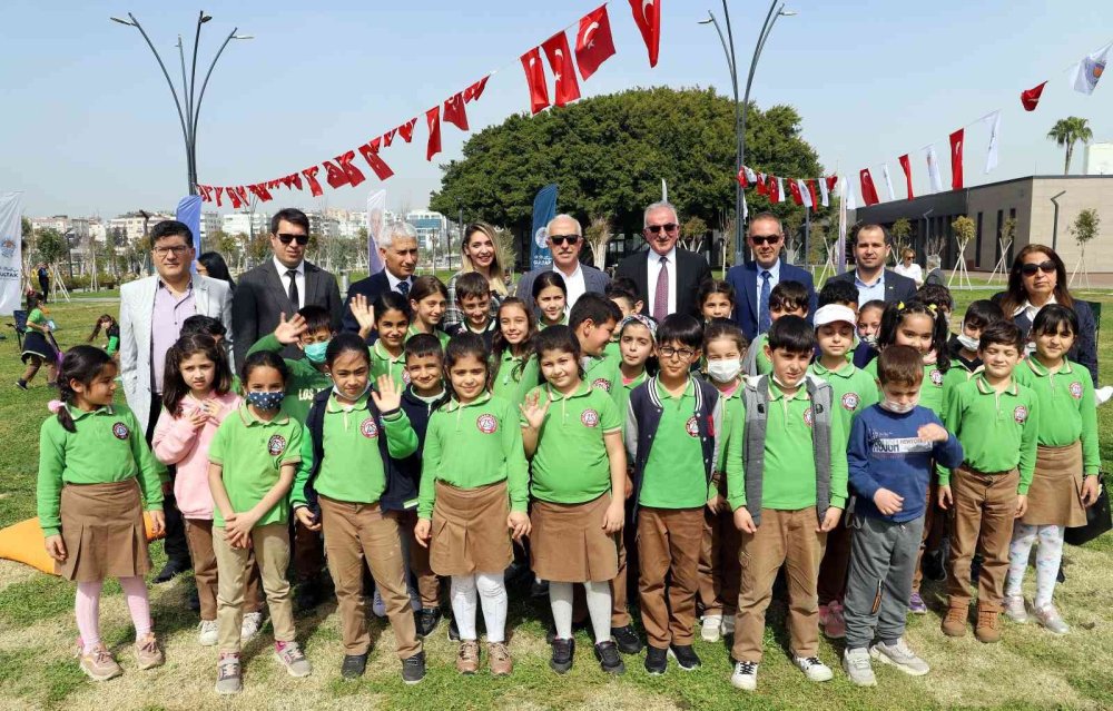 Millet Bahçesinde Minderlere Oturup Kitap Okudular