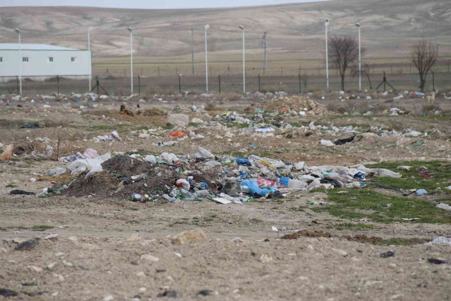 Uyarı Tabelasına Aldırmadan Çöplüğe Çevirdiler