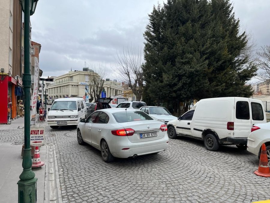 Bu Caddede Trafik Ve Park Yeri Çilesi Bitmiyor
