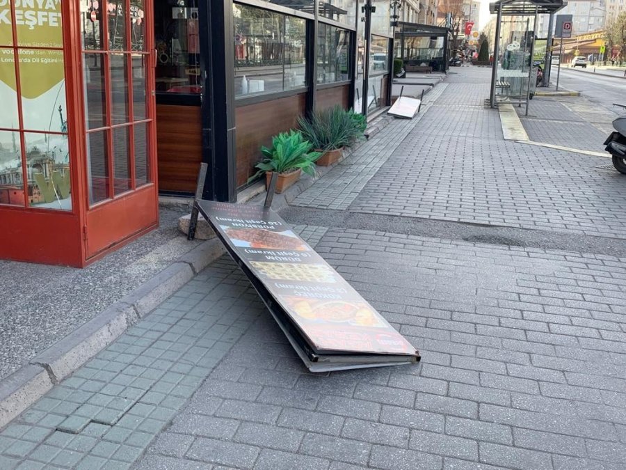 Eskişehir’de Kuvvetli Rüzgâr Hayatı Olumsuz Etkiledi