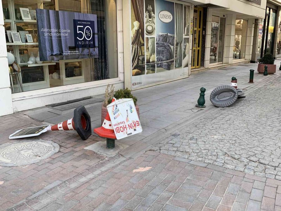Eskişehir’de Kuvvetli Rüzgâr Hayatı Olumsuz Etkiledi
