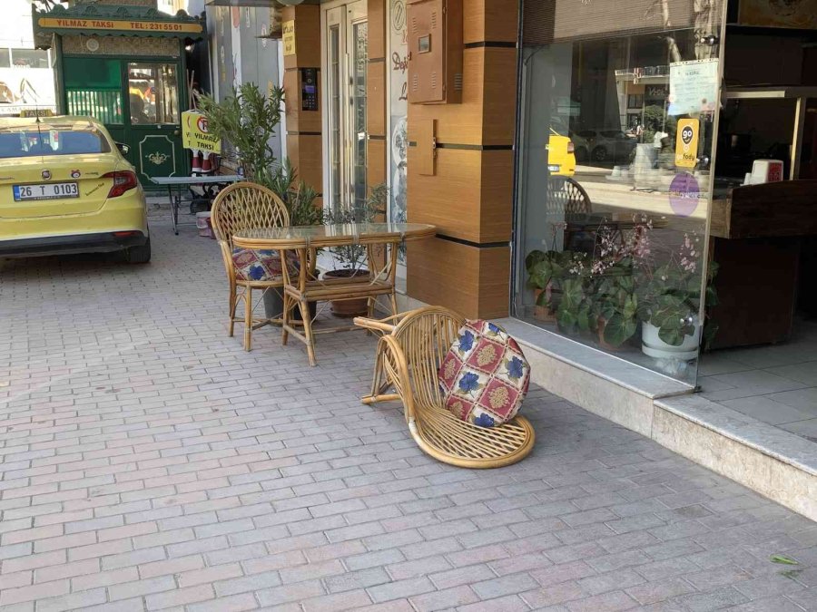 Eskişehir’de Kuvvetli Rüzgâr Hayatı Olumsuz Etkiledi