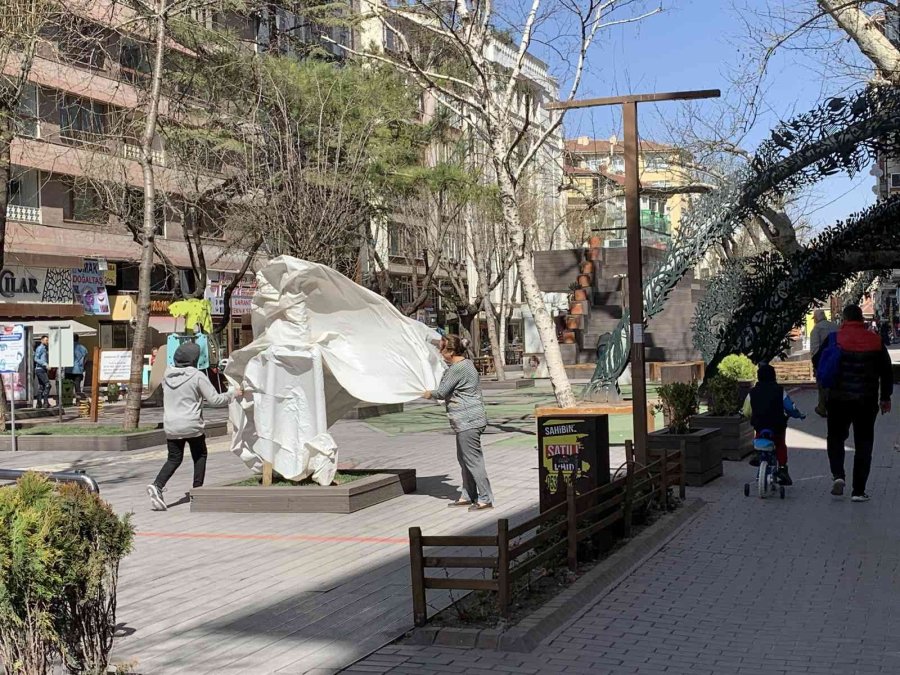 Eskişehir’de Kuvvetli Rüzgâr Hayatı Olumsuz Etkiledi