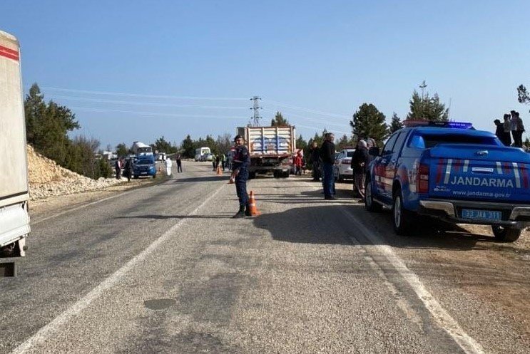 Kamyon Otomobili Hurdaya Çevirdi: 1 Ölü