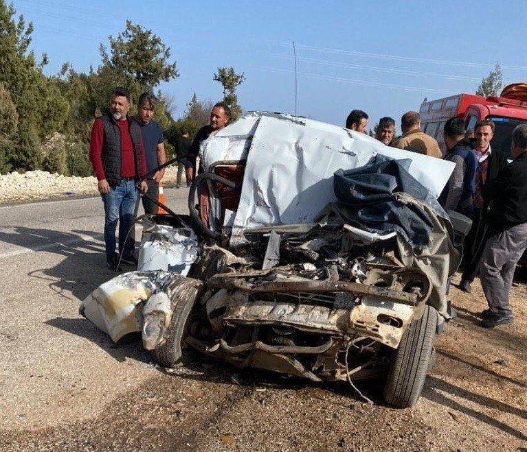 Kamyon Otomobili Hurdaya Çevirdi: 1 Ölü