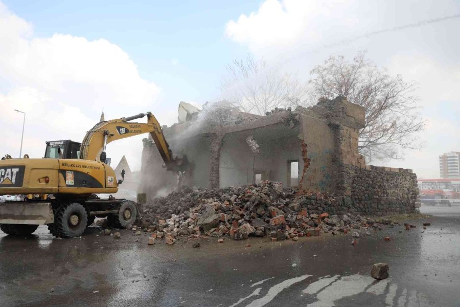 Melikgazi, Daha Güzel Bir Çevre İçin Metruk Bina Yıkımları Devam Ediyor