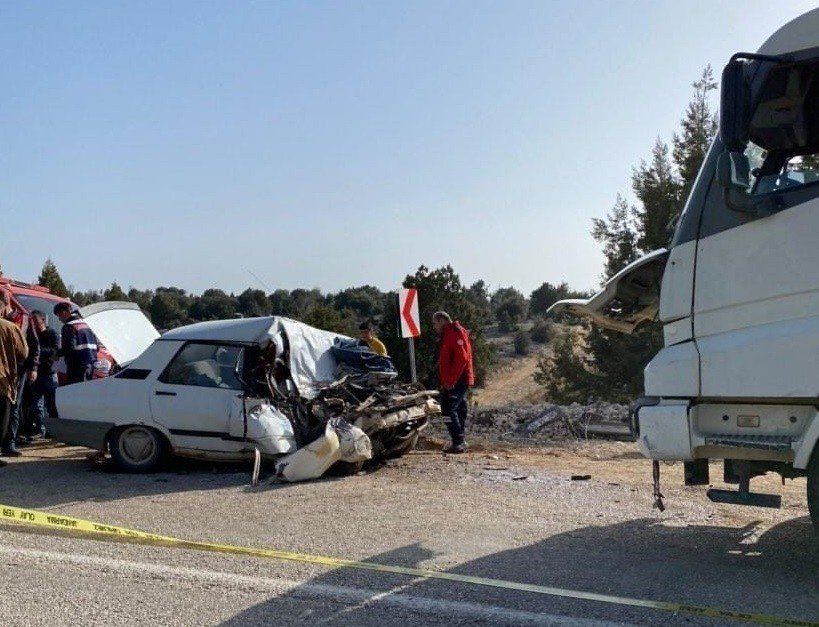 Kamyon Otomobili Hurdaya Çevirdi: 1 Ölü