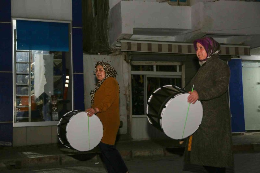 Mersinlileri Sahura Kadın Ramazan Davulcuları Uyandırdı