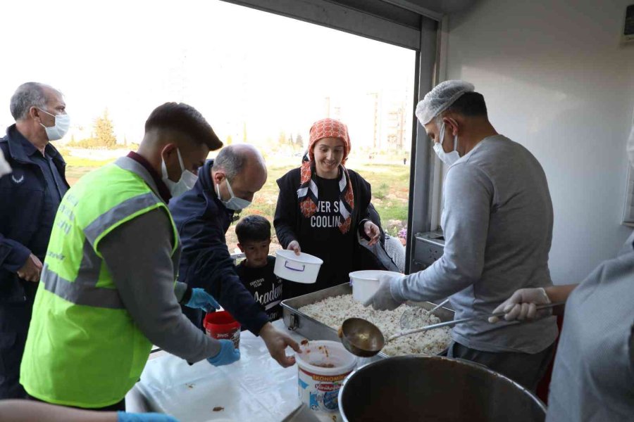 ‘iftarda Mahallenizdeyiz’ Sloganıyla Sıcak Yemek Dağıtımı