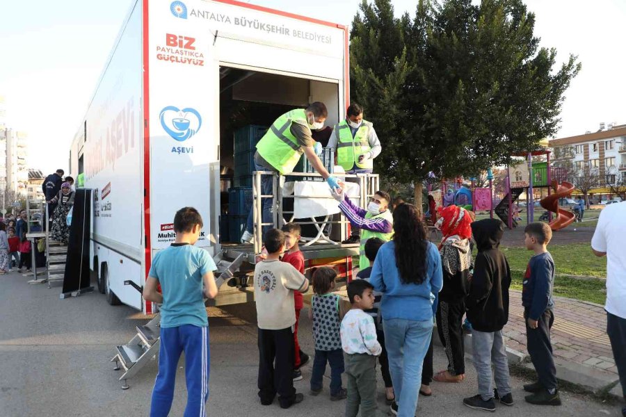 ‘iftarda Mahallenizdeyiz’ Sloganıyla Sıcak Yemek Dağıtımı
