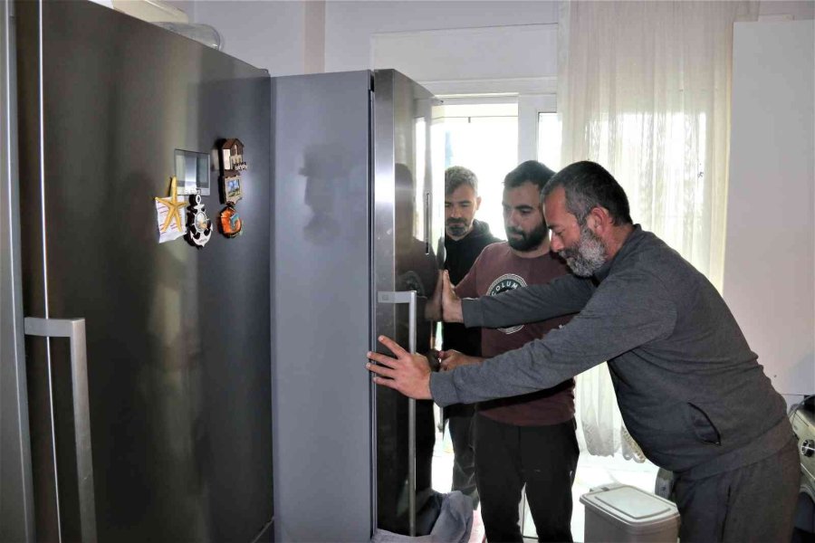 Oltayla Tutulan Dev Orkinosu Kamyonetle Taşıyıp, Evin Buzdolabına Güçlükle Sığdırdılar