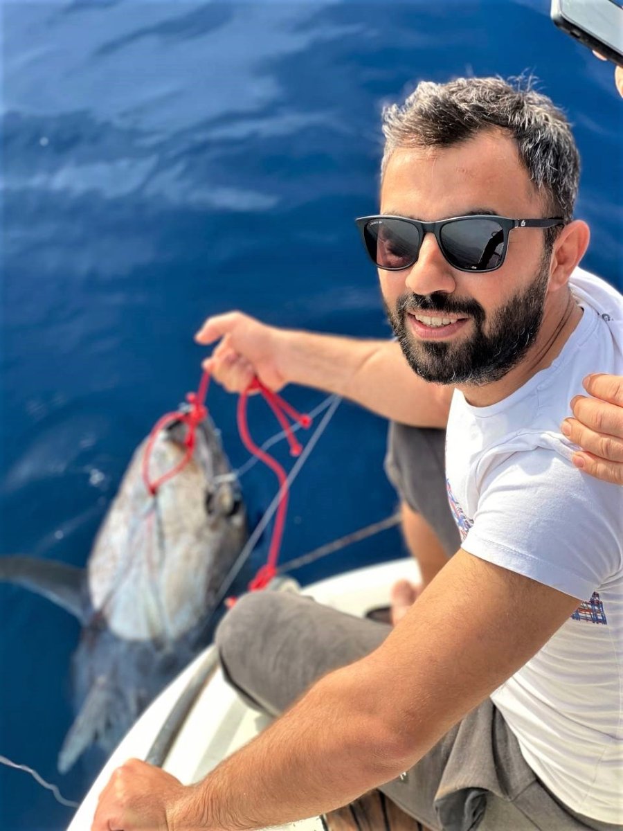 Oltayla Tutulan Dev Orkinosu Kamyonetle Taşıyıp, Evin Buzdolabına Güçlükle Sığdırdılar
