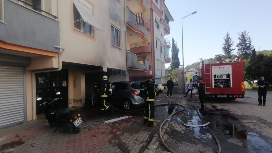 Bina Altında Kapalı Garajda Park Halindeyken Yanan Araç Paniğe Sebep Oldu