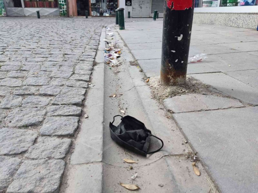 Şiddetli Rüzgar Çöpleri Sokaklara Saçtı