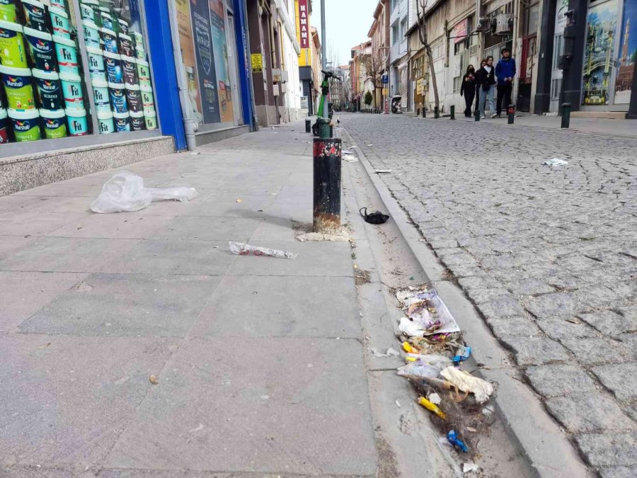 Şiddetli Rüzgar Çöpleri Sokaklara Saçtı