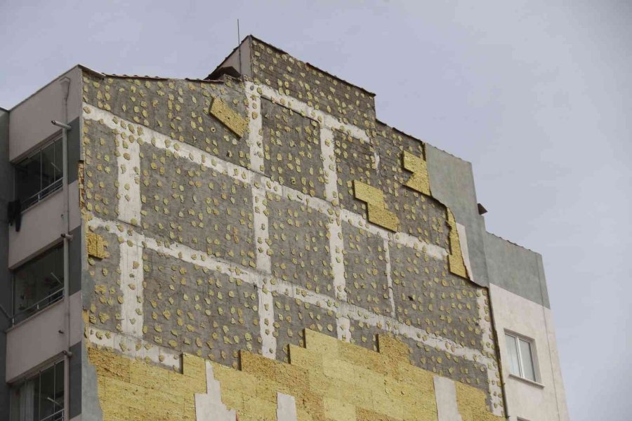 Şiddetli Rüzgar 7 Katlı Binanın Yalıtımını Yerinden Söktü