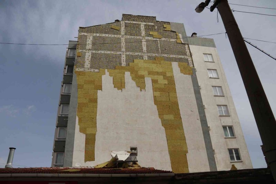 Şiddetli Rüzgar 7 Katlı Binanın Yalıtımını Yerinden Söktü