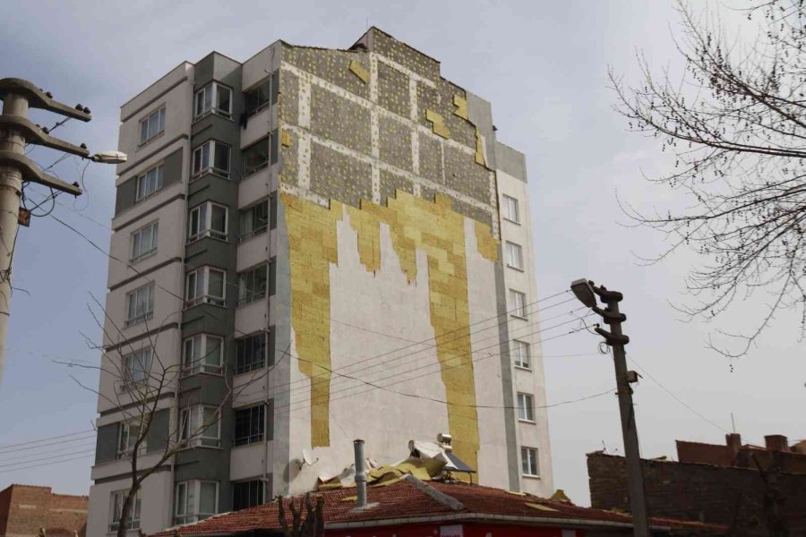 Şiddetli Rüzgar 7 Katlı Binanın Yalıtımını Yerinden Söktü