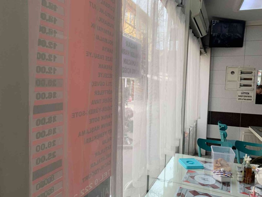 Perdeyle Lokantanın Camlarını Kapatarak Ramazan Önlemi Aldılar
