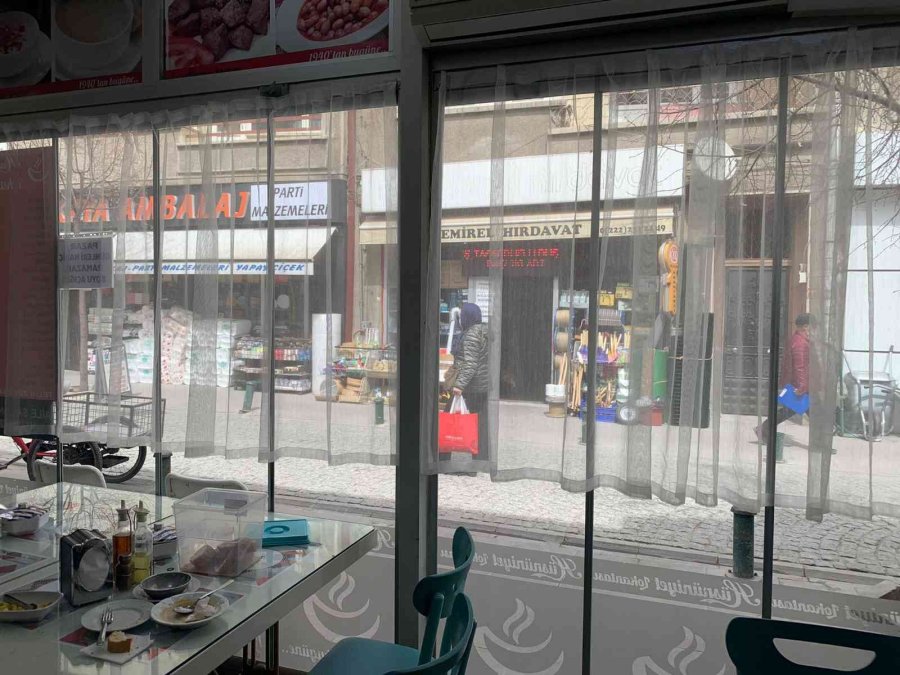 Perdeyle Lokantanın Camlarını Kapatarak Ramazan Önlemi Aldılar